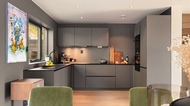 Kjøkkeninnredningen er en stilsikker løsning fra Kvik som kombinerer dansk design med funksjonalitet.