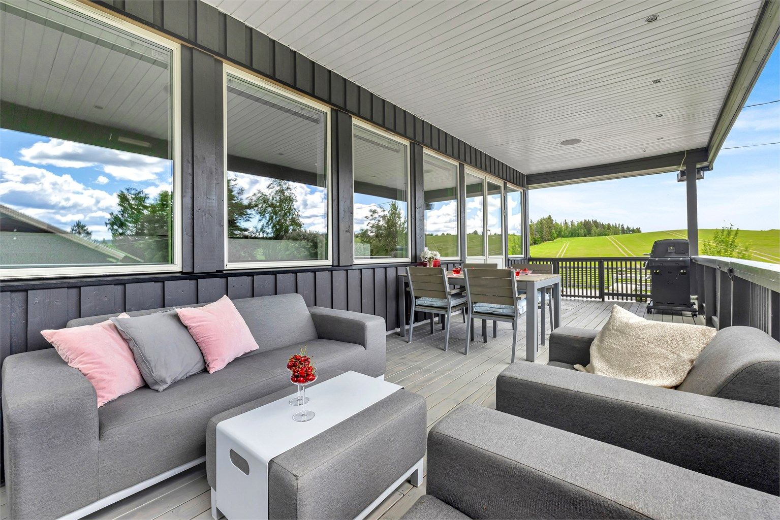 En del av terrassen er overbygget med downlights, noe som skaper en trivelig atmosfære.