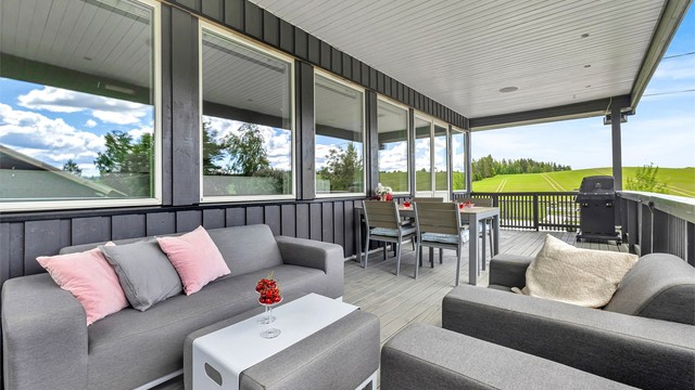 En del av terrassen er overbygget med downlights, noe som skaper en trivelig atmosfære.