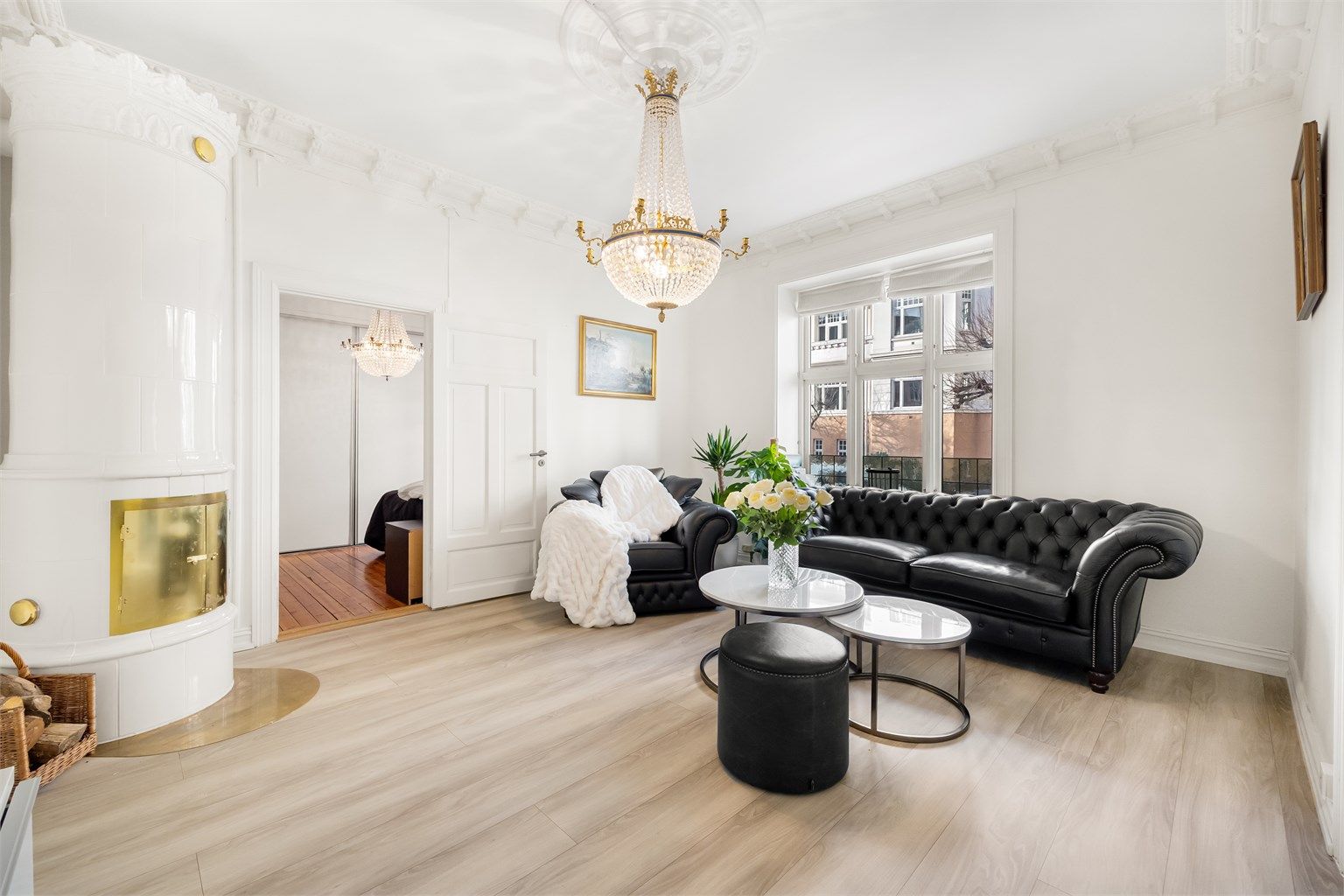 Leiligheten byr på to store og innbydende stuer med generøs takhøyde og elegante vindusflater som slipper inn rikelig med naturlig lys.