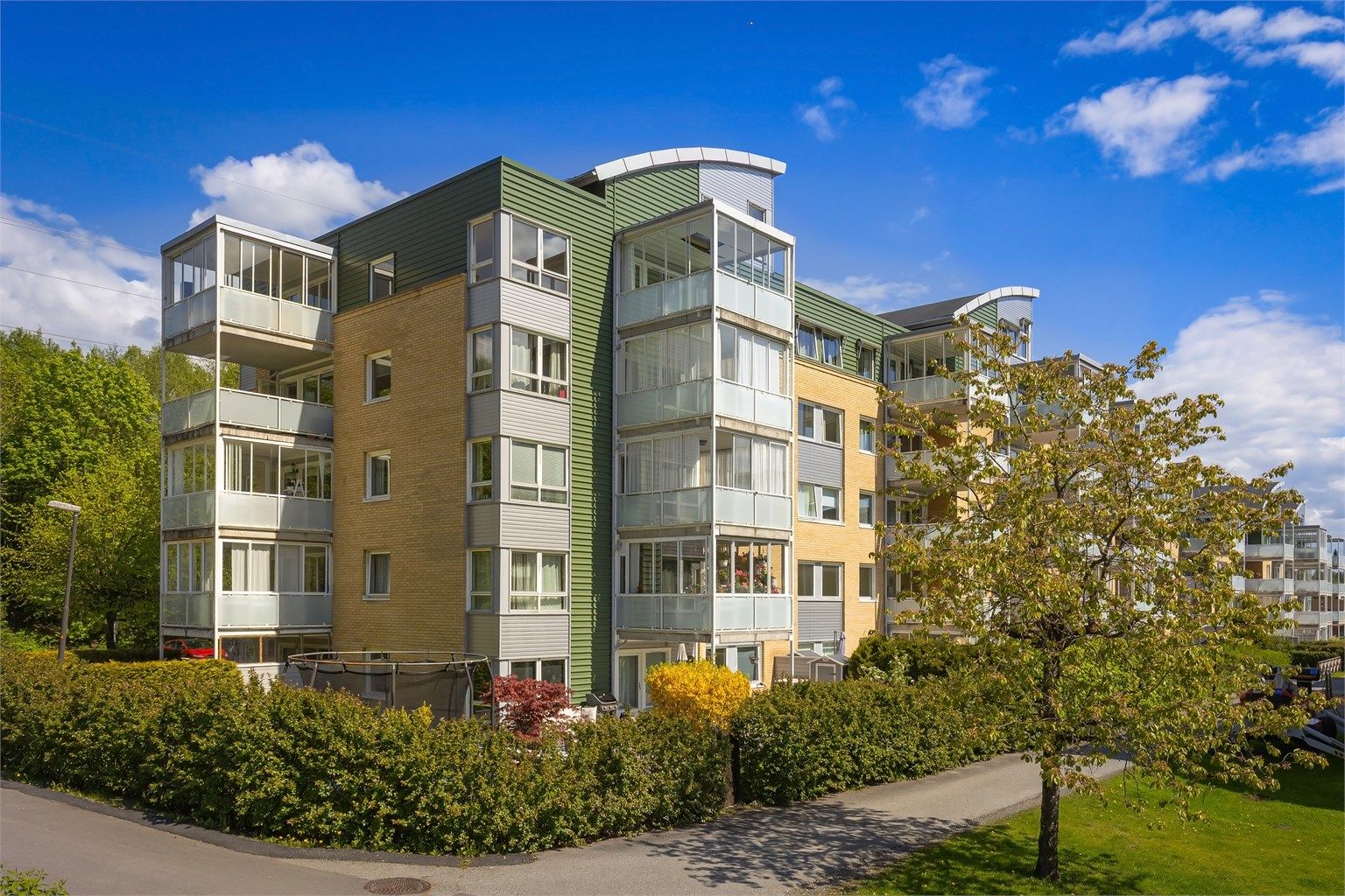 Hjorthehaven 13 ligger i et etablert og idyllisk boligområde på Emma Hjorth, like utenfor Sandvika sentrum