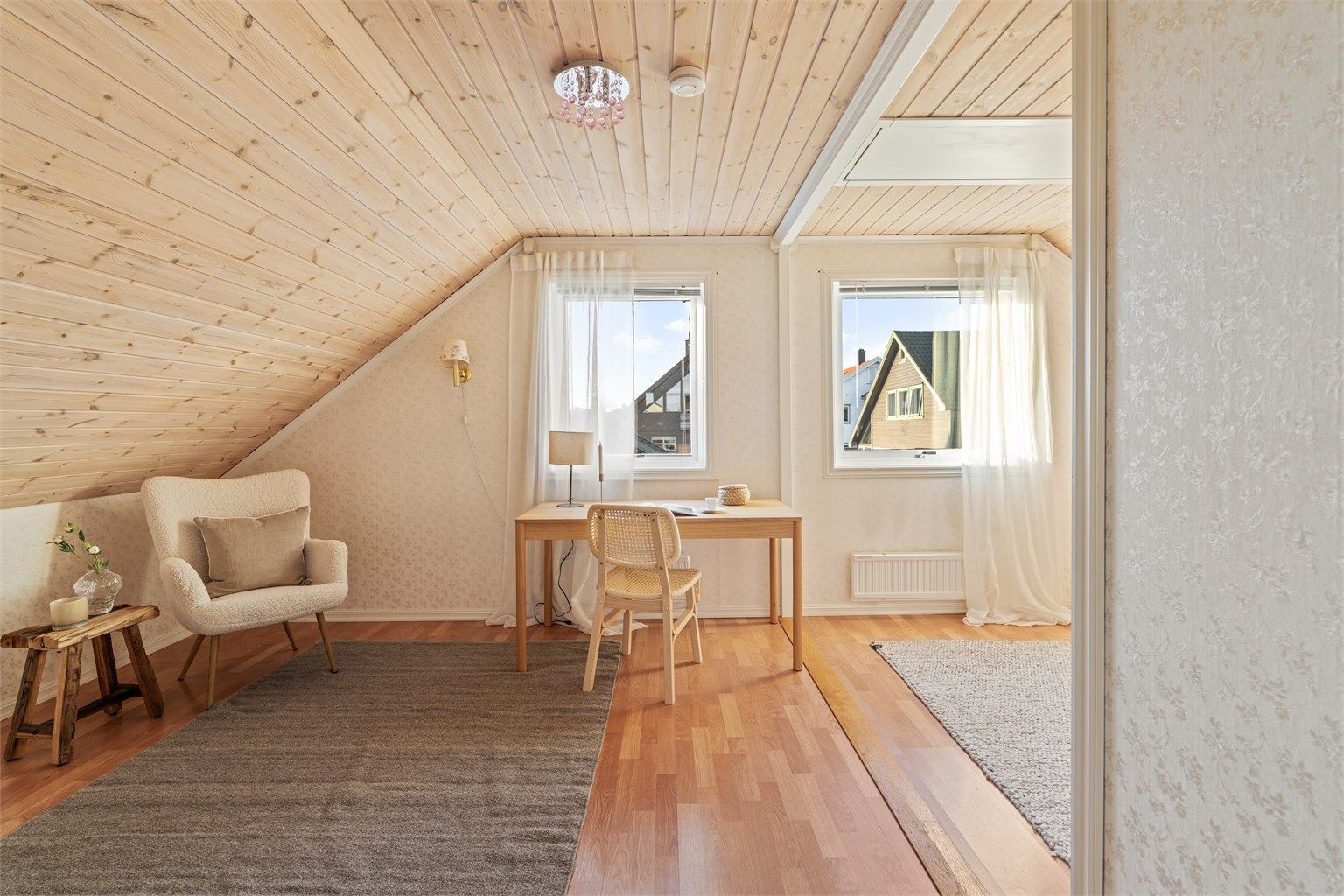 To vinduer sørger for rikelig med lysinnslipp i rommet.