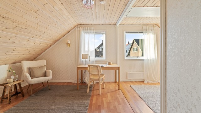 To vinduer sørger for rikelig med lysinnslipp i rommet.