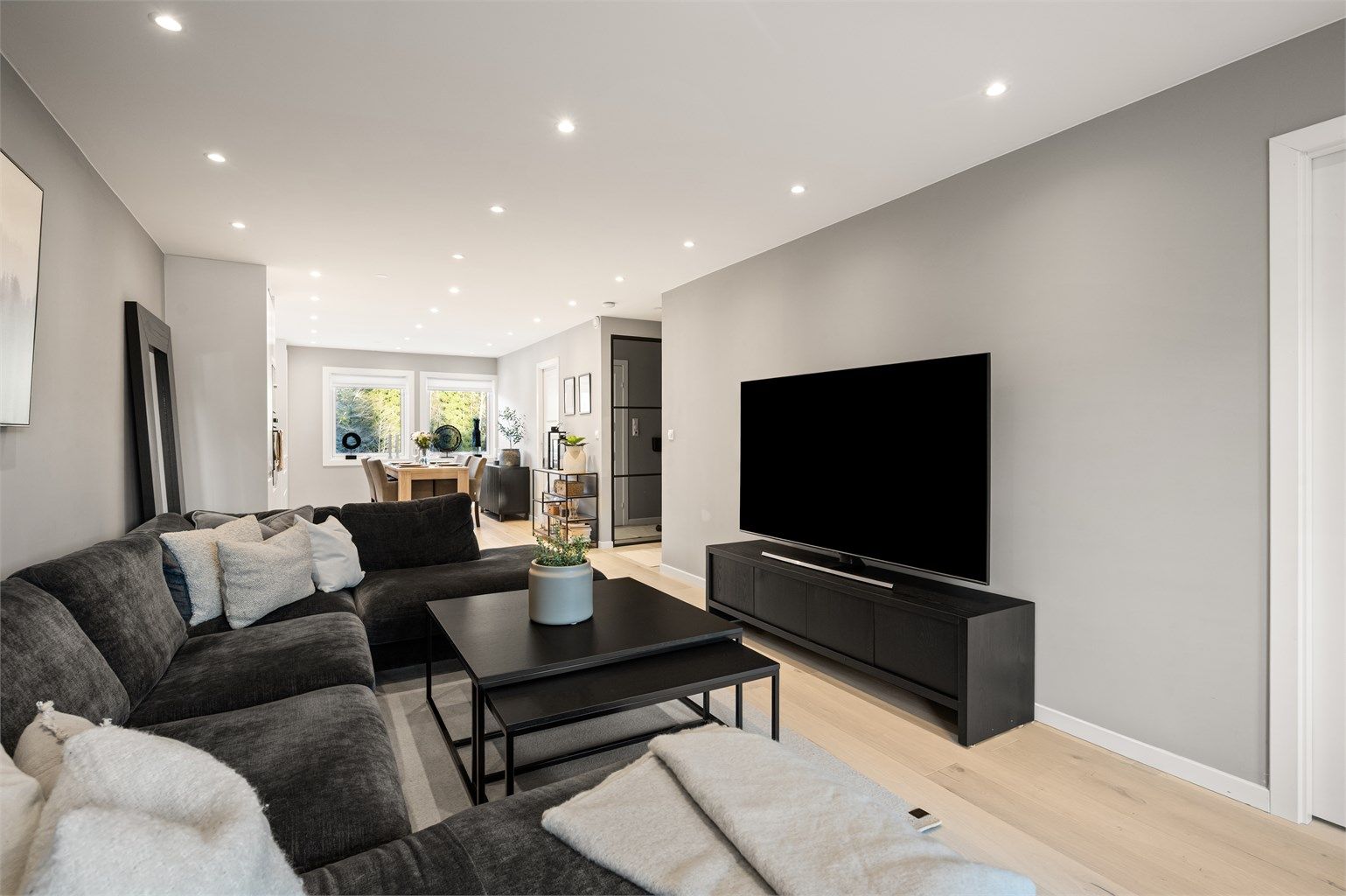 Stuen har god plass til en romslig sofagruppe og annet møblement.