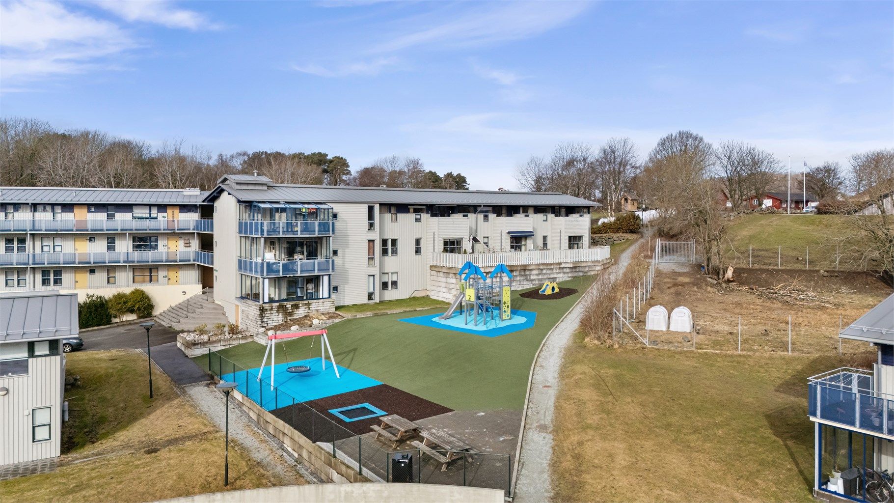 Den populære Gausel fritidsgård, med dyr, natursti og grillmuligheter, ligger også i nærheten.