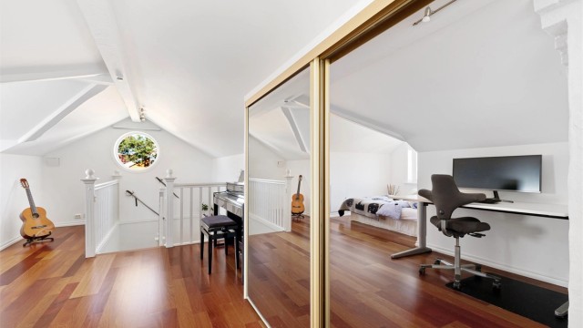 Skyvedørsgarderobe med speilfronter og oppbevaring i kneveggene.