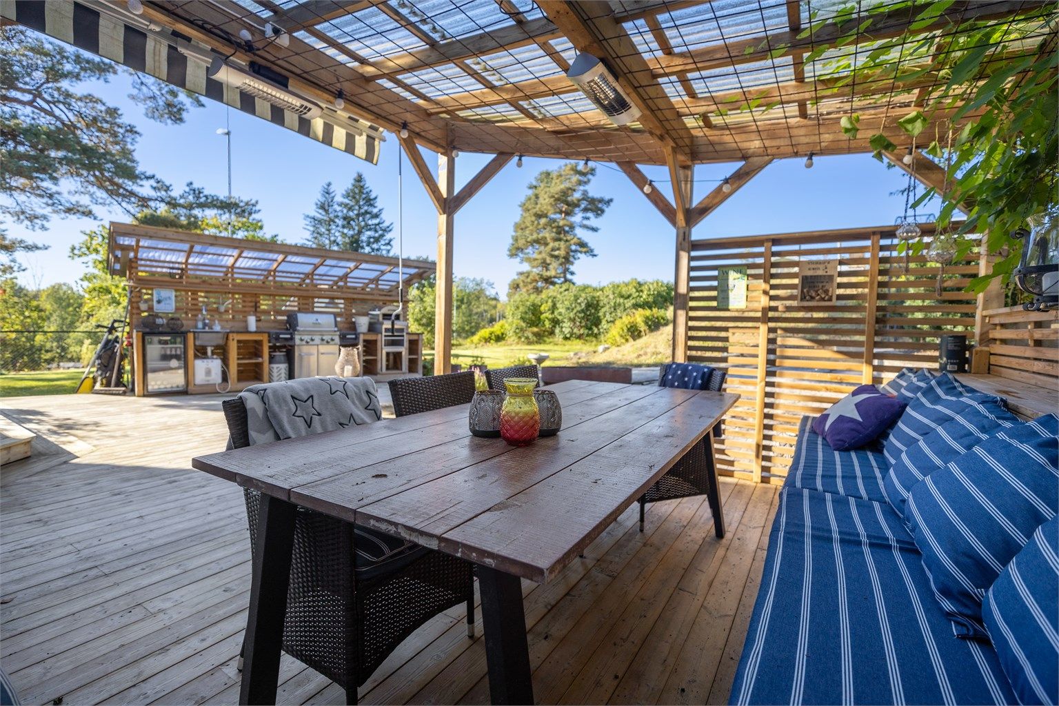 Her kan man nyte lange dager i solen og finne skygge under pergolaen. 