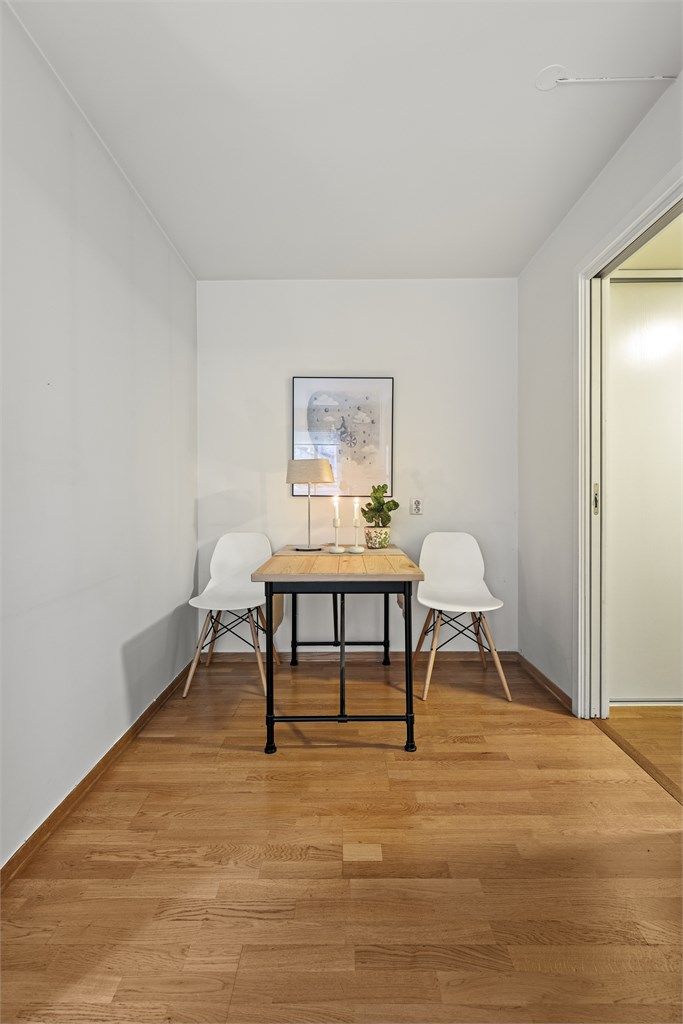 Det er også praktisk skyvedør mellom entrè og nisje til spisebord, som kan skape en lun og hyggelig spisekrok.