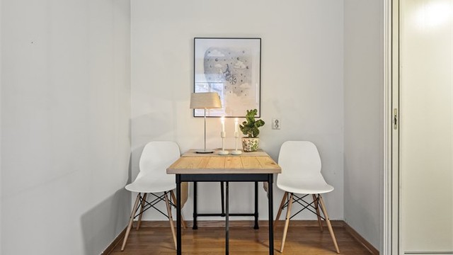Det er også praktisk skyvedør mellom entrè og nisje til spisebord, som kan skape en lun og hyggelig spisekrok.