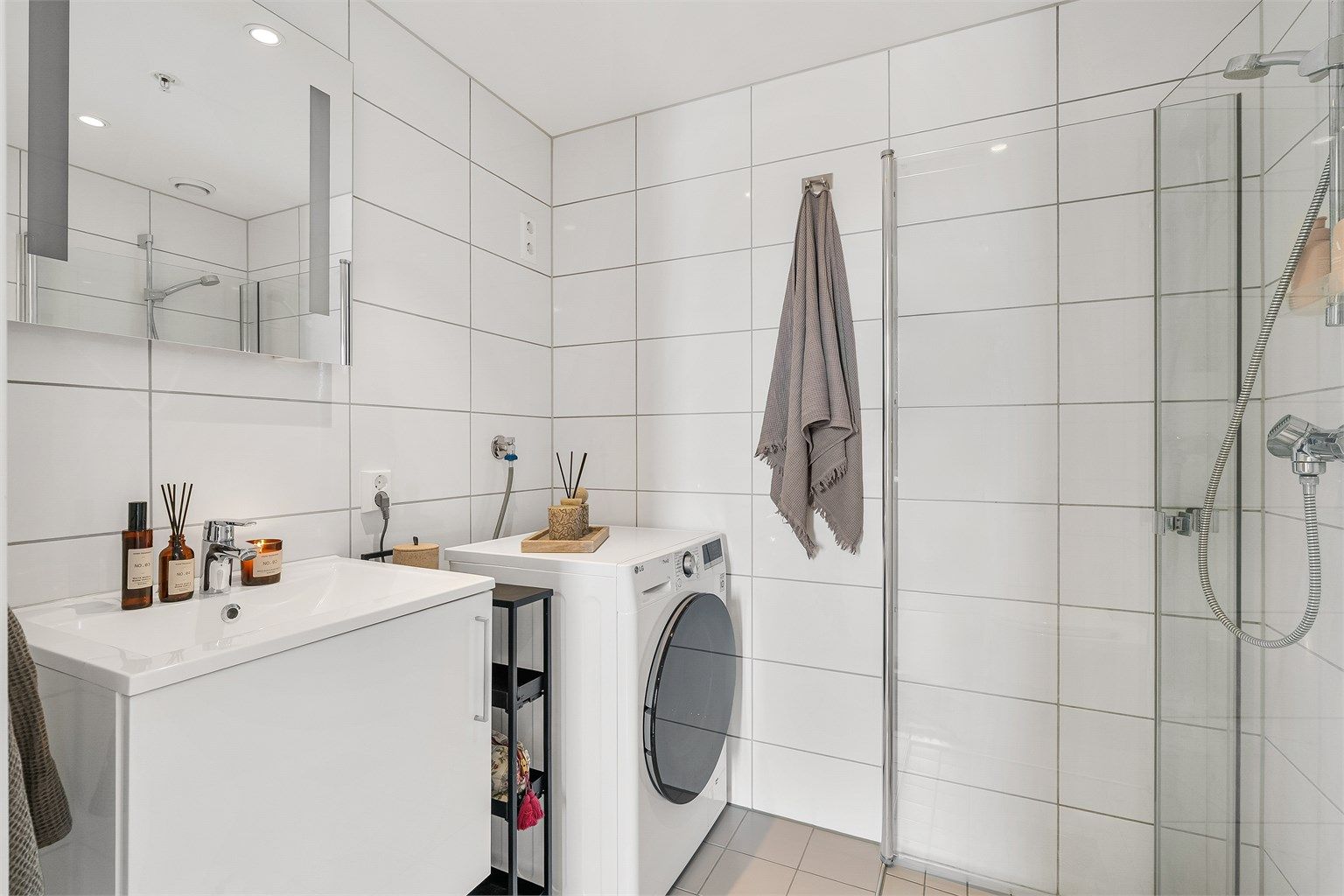 Flislagt bad fra 2021 med gulvvarme, dusjhjørne med glassdører og opplegg for vaskemaskin.