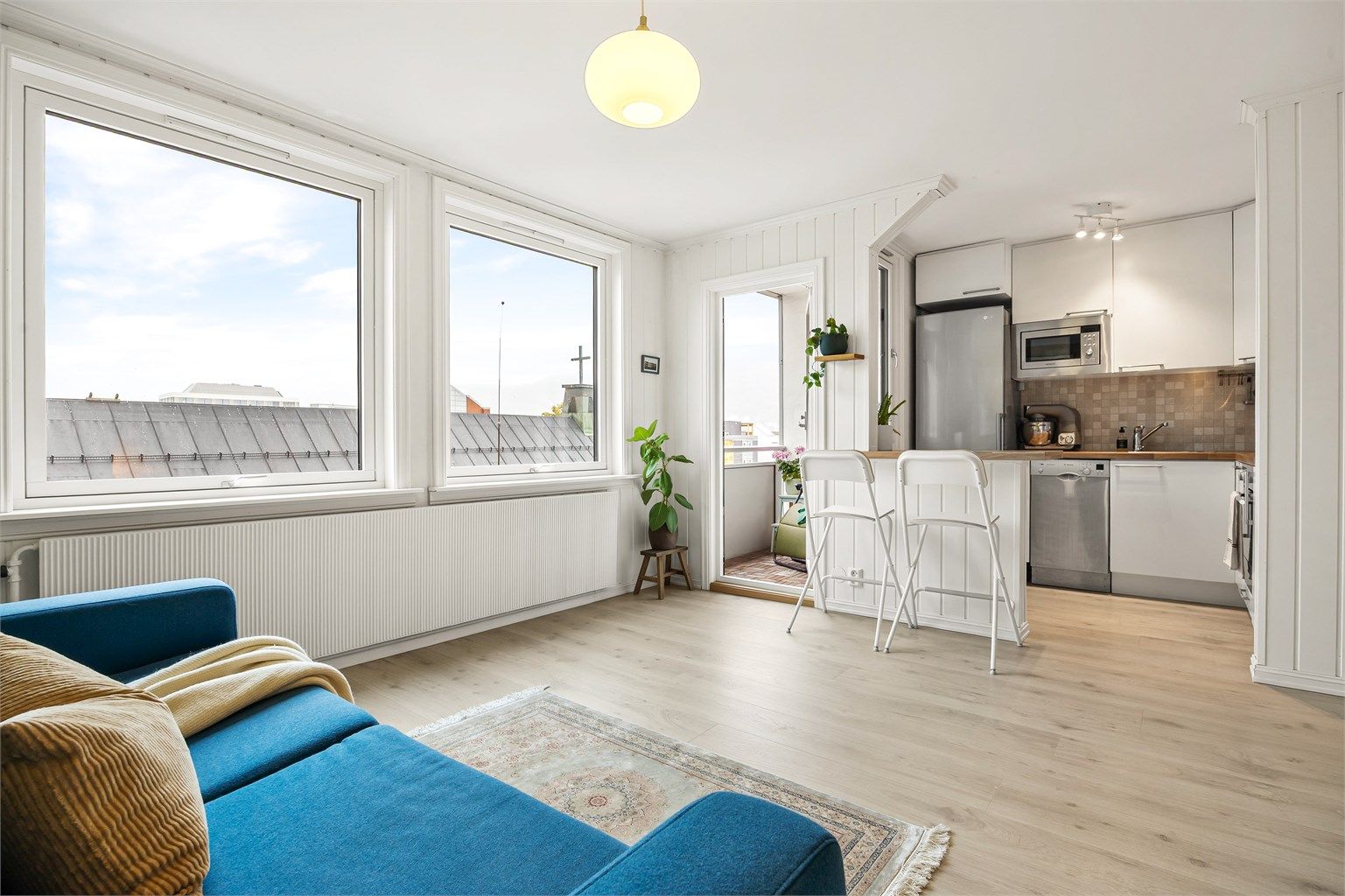Lys og pen 1-roms toppleilighet med en sentral og pendlervennlig beliggenhet. 
Fotograf: Stine Prøitz Jørgensen.