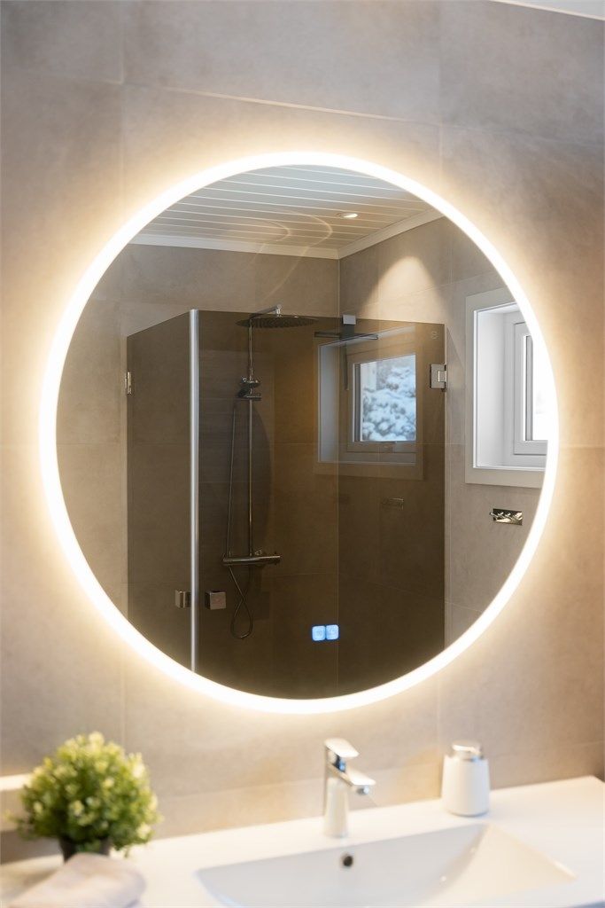 Dusjsonen har innfellbare glassdører og både hånddusj og regnfallsdusj.