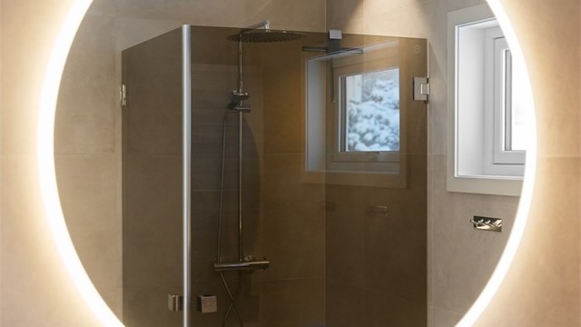Dusjsonen har innfellbare glassdører og både hånddusj og regnfallsdusj.