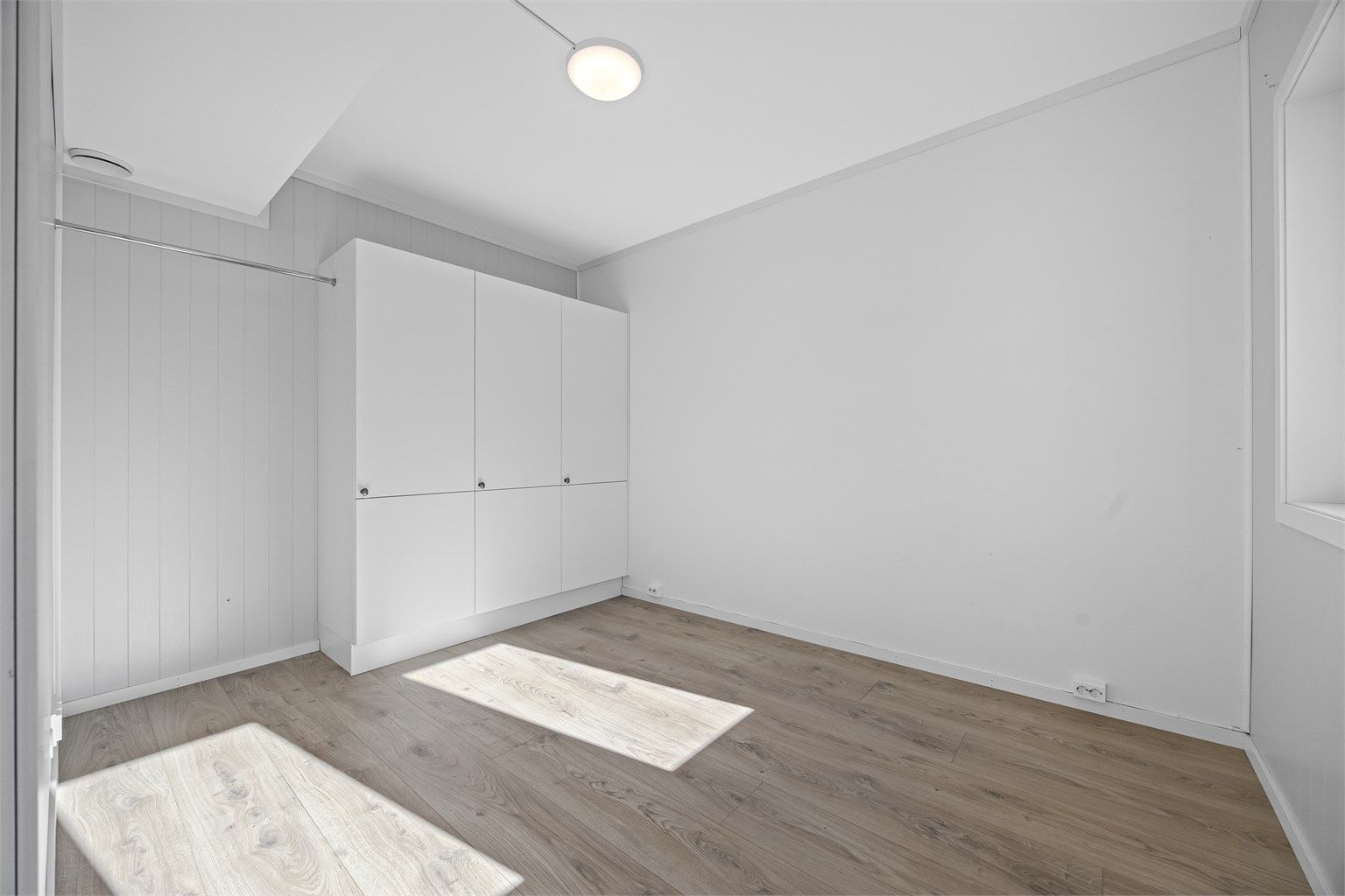 Hovedsoverom med tilhørende garderobe.