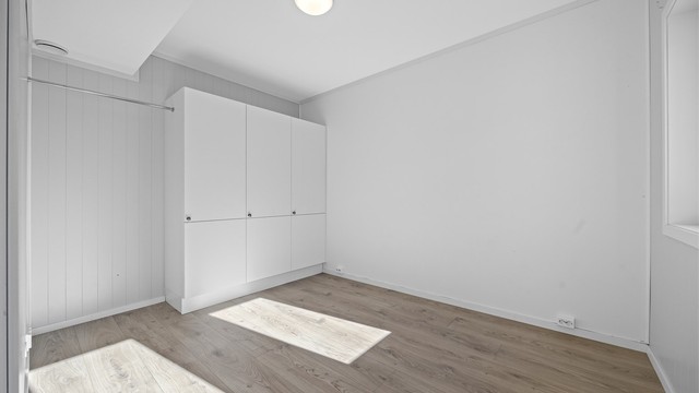 Hovedsoverom med tilhørende garderobe.