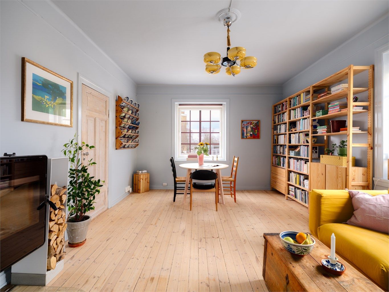  Rommet har originale tregulv og gode møbleringsmuligheter for både sofagruppe og spiseplass.