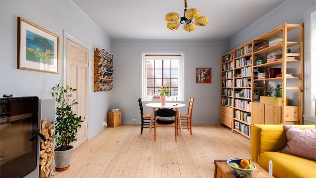 Rommet har originale tregulv og gode møbleringsmuligheter for både sofagruppe og spiseplass.