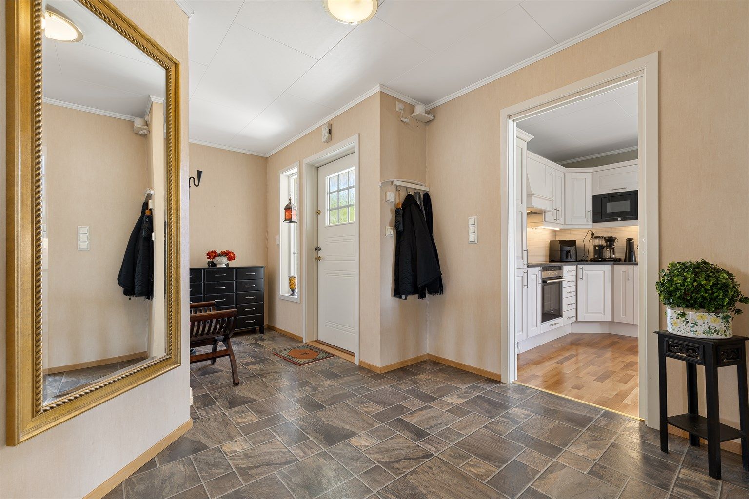 Du ønskes velkommen inn i en romslig hall med vannbåren gulvvarme.