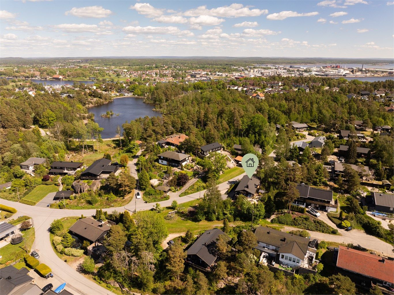 Like øst for eiendommen ligger den idylliske Smertudammen hvor det er mulig å stå på skøyter når forholdene tillater. I skogholtene omkring er det fine turveier.