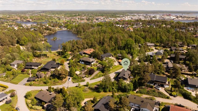 Like øst for eiendommen ligger den idylliske Smertudammen hvor det er mulig å stå på skøyter når forholdene tillater. I skogholtene omkring er det fine turveier.