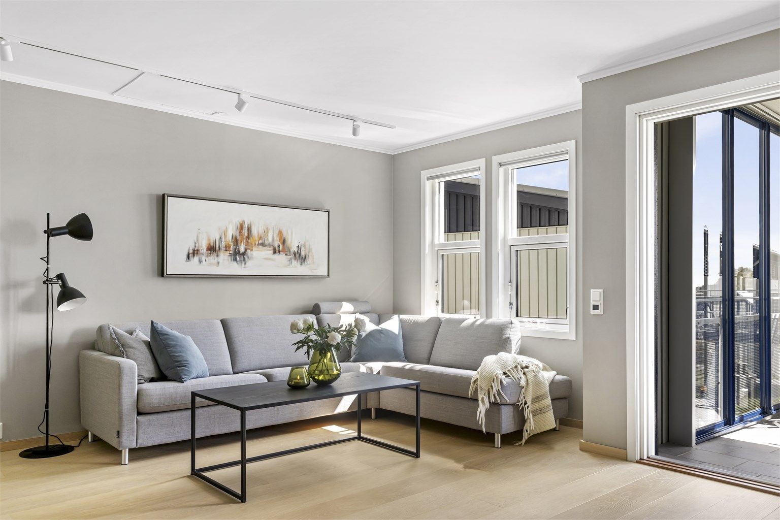 Stuen er romslig og lett å møblere, med plass til en stor sofagruppe.