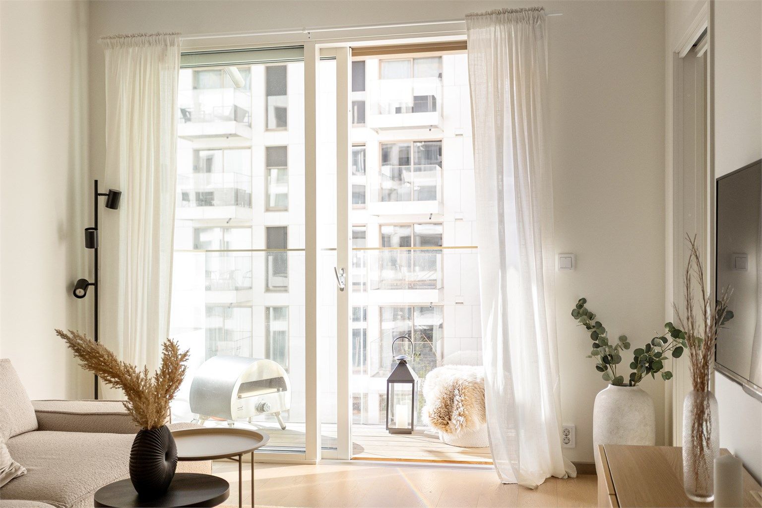 Leiligheten har balansert ventilasjon med varmegjenvinning, og en ny skyvebalkongdør med 3-lags glass fra 2023 sikrer et behagelig inneklima.