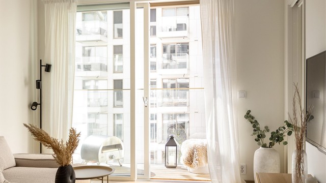 Leiligheten har balansert ventilasjon med varmegjenvinning, og en ny skyvebalkongdør med 3-lags glass fra 2023 sikrer et behagelig inneklima.