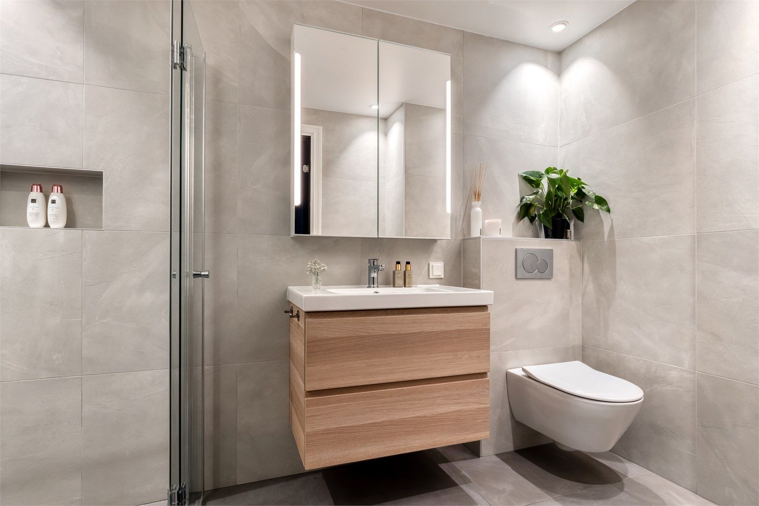 Videre er det praktisk dusjhjørne.