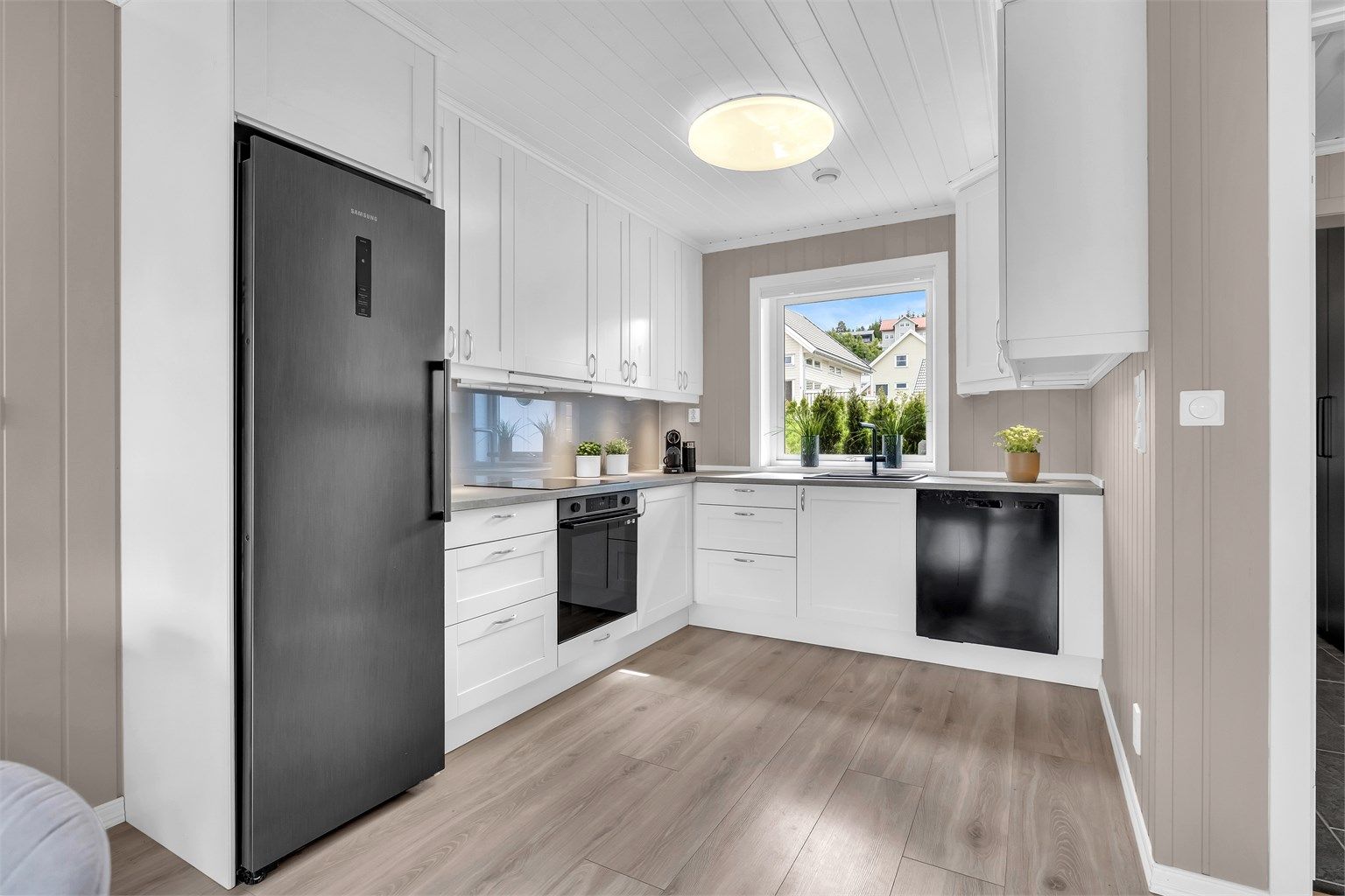 Et innbydende rekkehus fra 2010 med fire soverom, to stuer, carport og takterrasse.