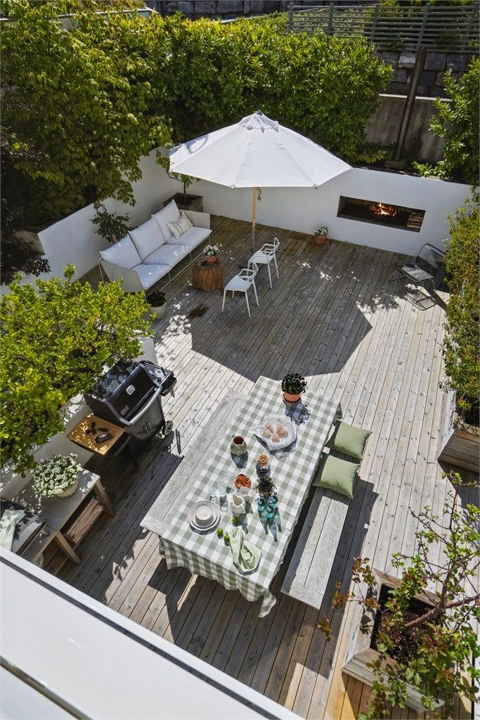 Oversikt over markterrassen mot syd med utepeis - tatt fra takterrassen