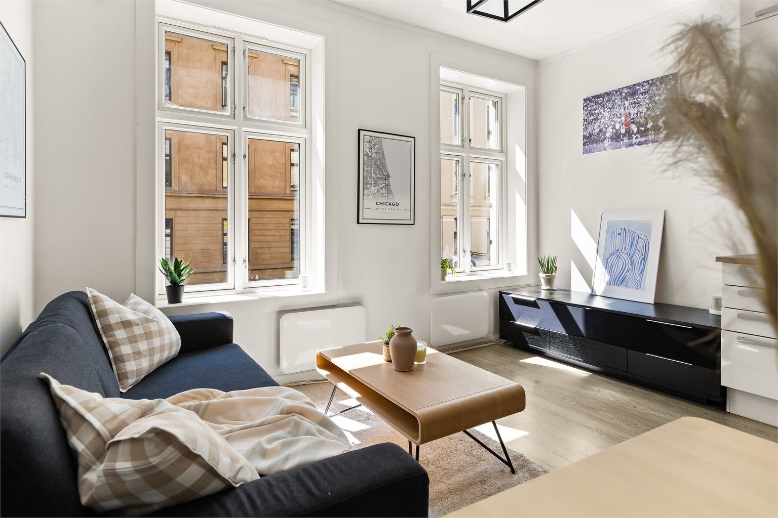 Leiligheten har tilbaketrukket og usjenert beliggenhet i rolig sidegate, og med alkove mot lukket bakgård. 