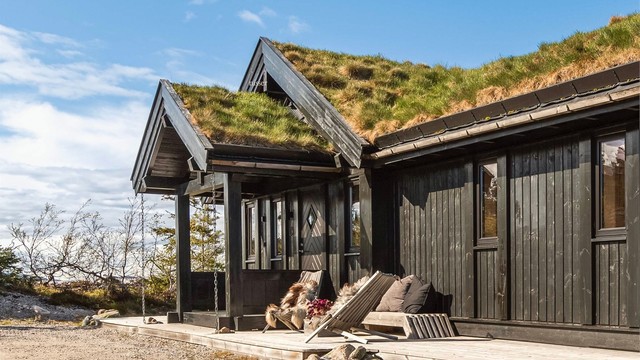 Oppført i 2016 med gjennomgående materialvalg, torvtak og en usjenert beliggenhet på en romslig tomt.