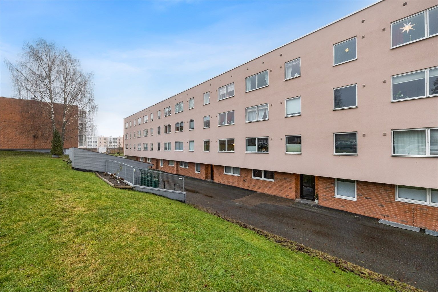 Leiligheten ligger i en velholdt borettslag med store, grønne fellesarealer.