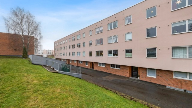 Leiligheten ligger i en velholdt borettslag med store, grønne fellesarealer.