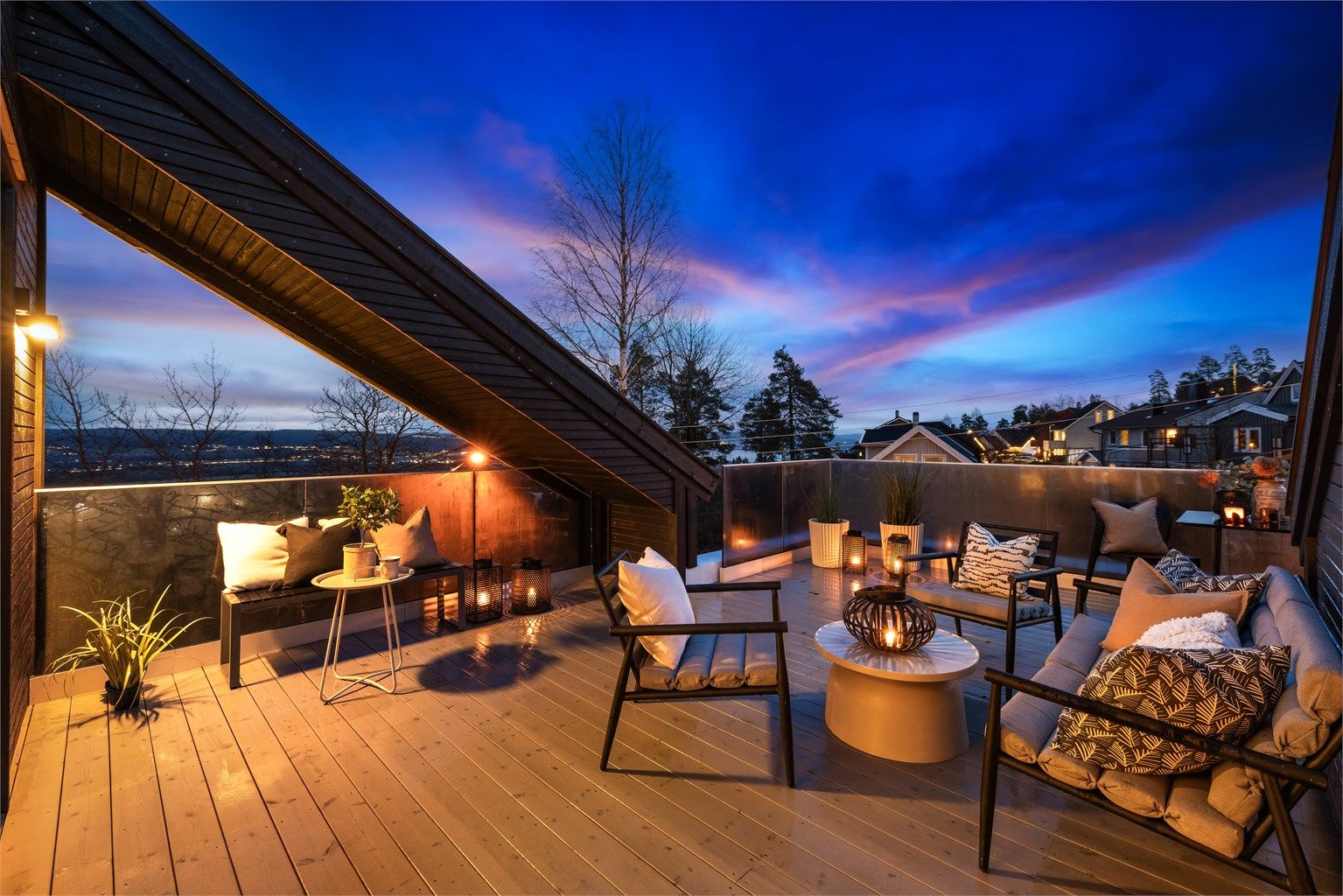 Denne nybygde eneboligen fra 2025 kombinerer moderne arkitektur med god standard, og har en stor takterrasse med gode sol og - utsiktsforhold.
Foto: René Borghagen