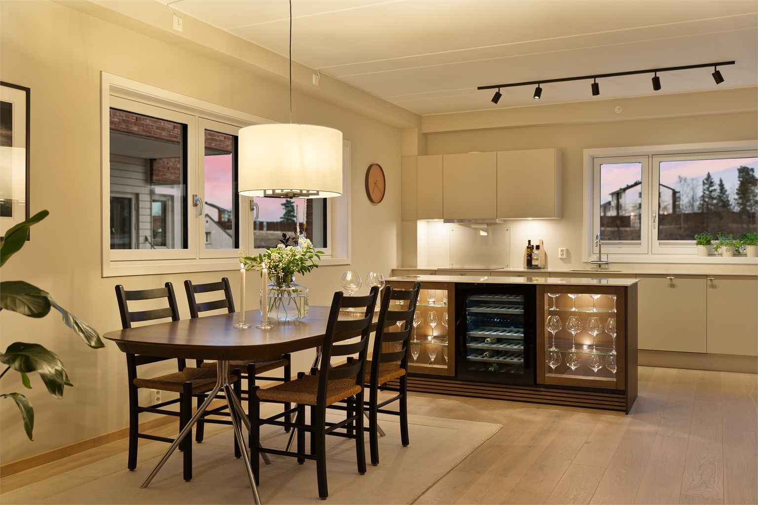 Vinskap og glasskap er praktisk vendt mot spiseplassen