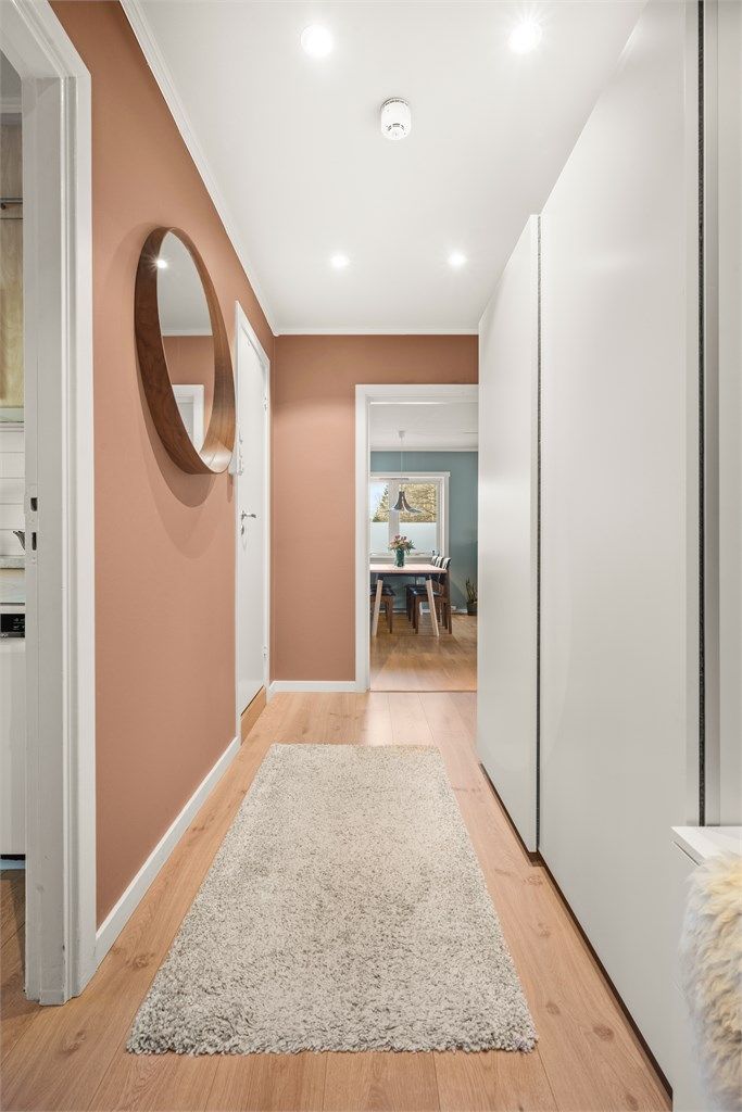 Gangen binder rommene i leiligheten sammen på en effektiv måte.