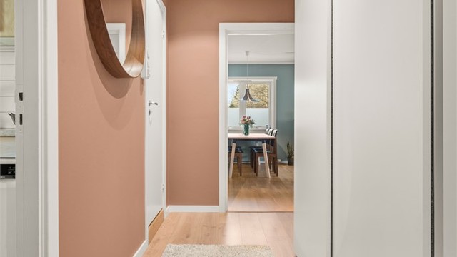 Gangen binder rommene i leiligheten sammen på en effektiv måte.