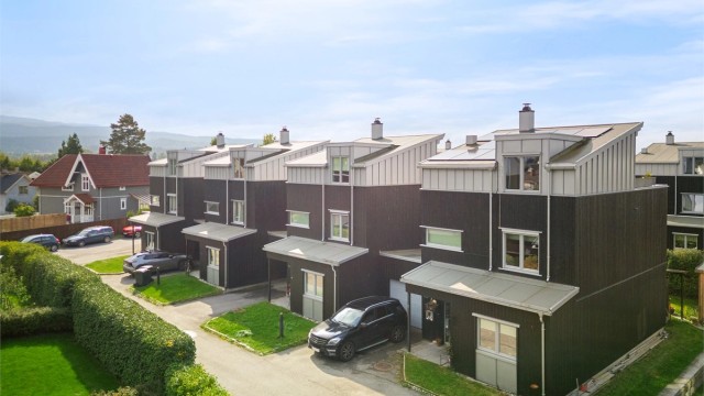 Pen kjedet enebolig med garasje beliggende med gangavstand til sentrum