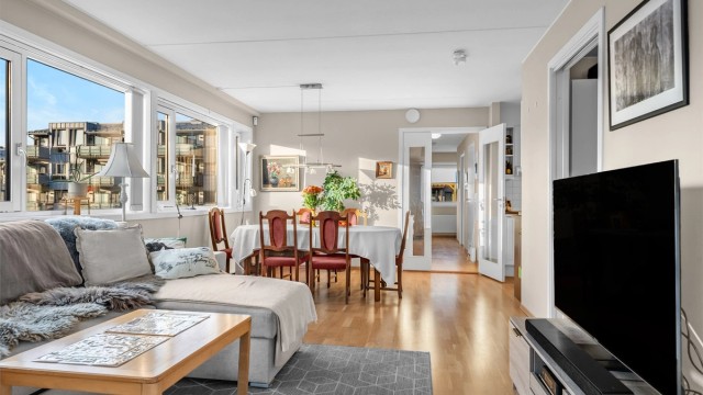 Velkommen til Jan Baalsruds plass 2 - En lys og innbydende 4-roms leilighet.