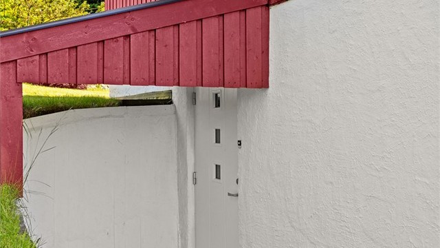 Egen, separat inngang til den godkjente hybelen i underetasjen.