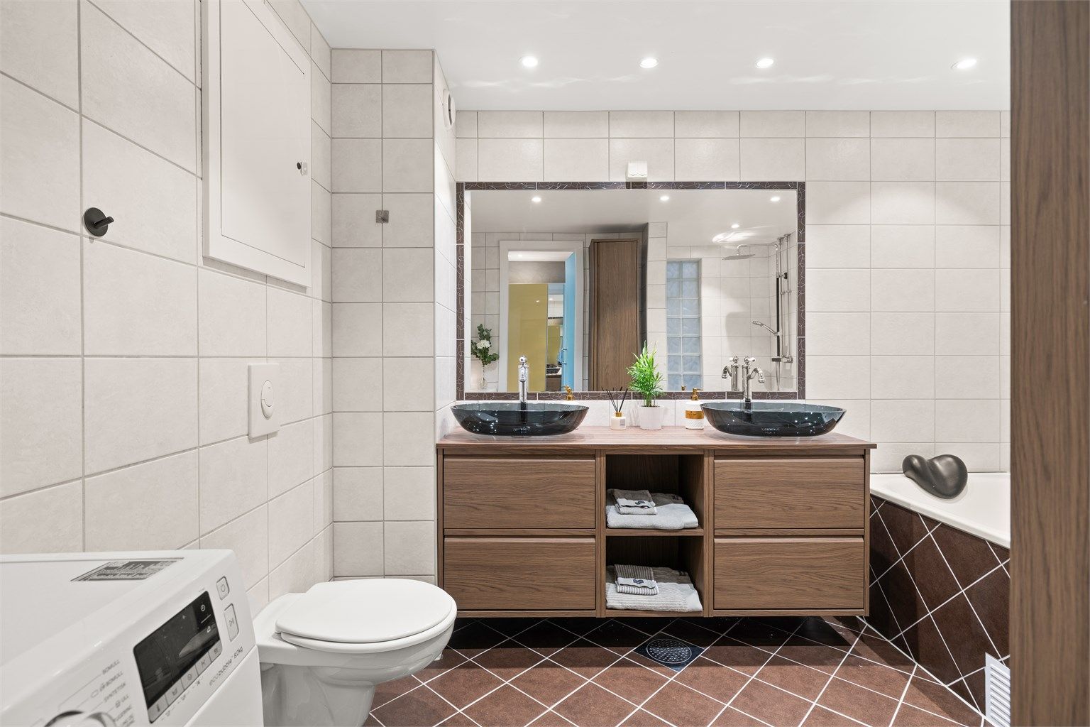 Kanskje Lambertseters største baderom, oppusset i regi av borettslaget i 2015, og oppgradert i 2024 med ny baderomsinnredning. Her er det både badekar og dusj.