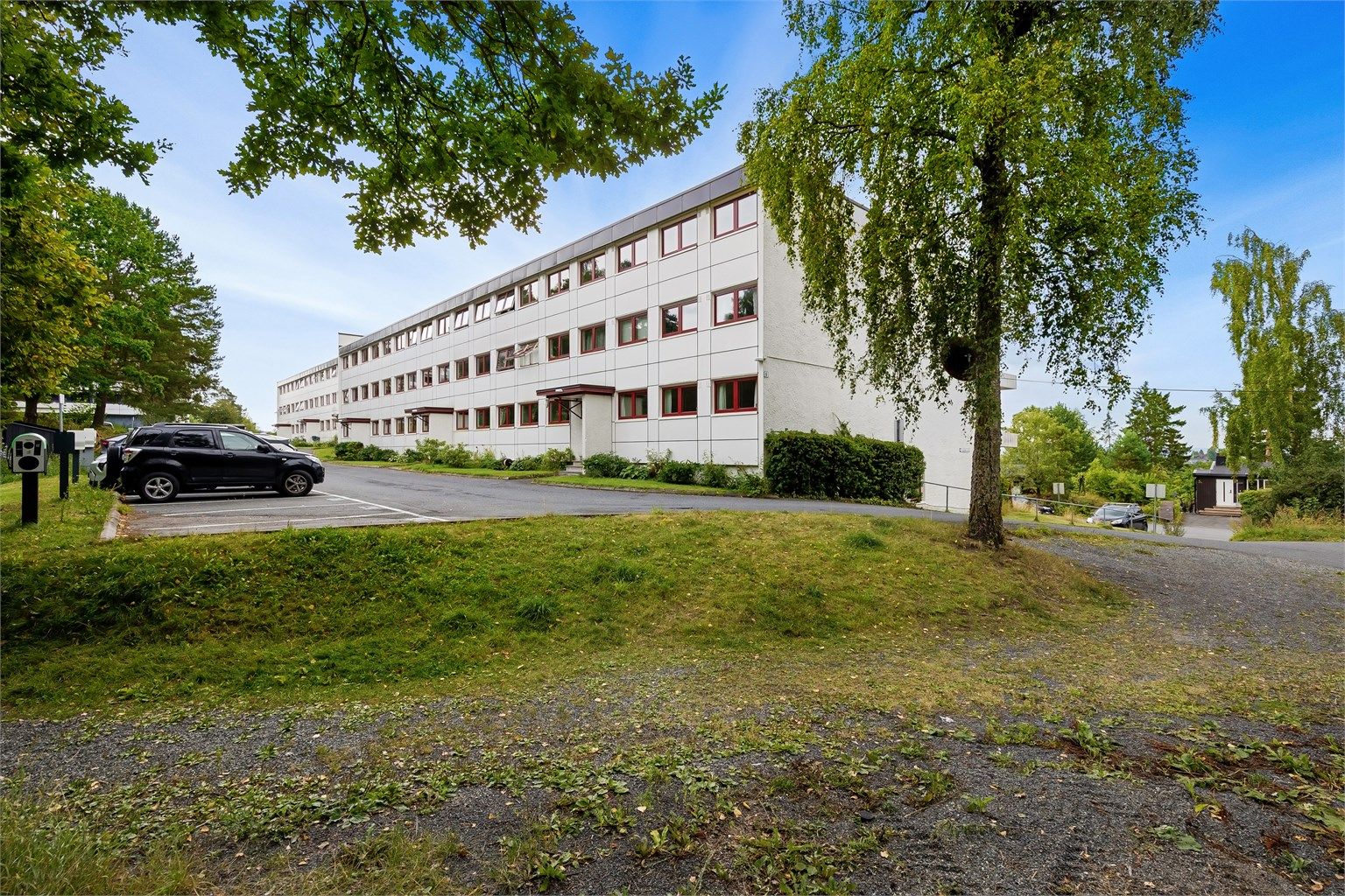 Eiendommen ligger i et attraktivt og populært boligområde sentralt på Østerås