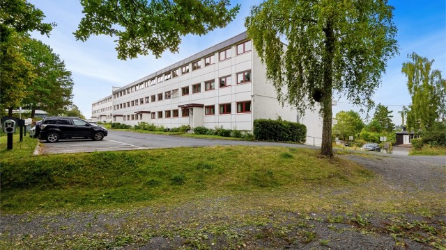 Eiendommen ligger i et attraktivt og populært boligområde sentralt på Østerås