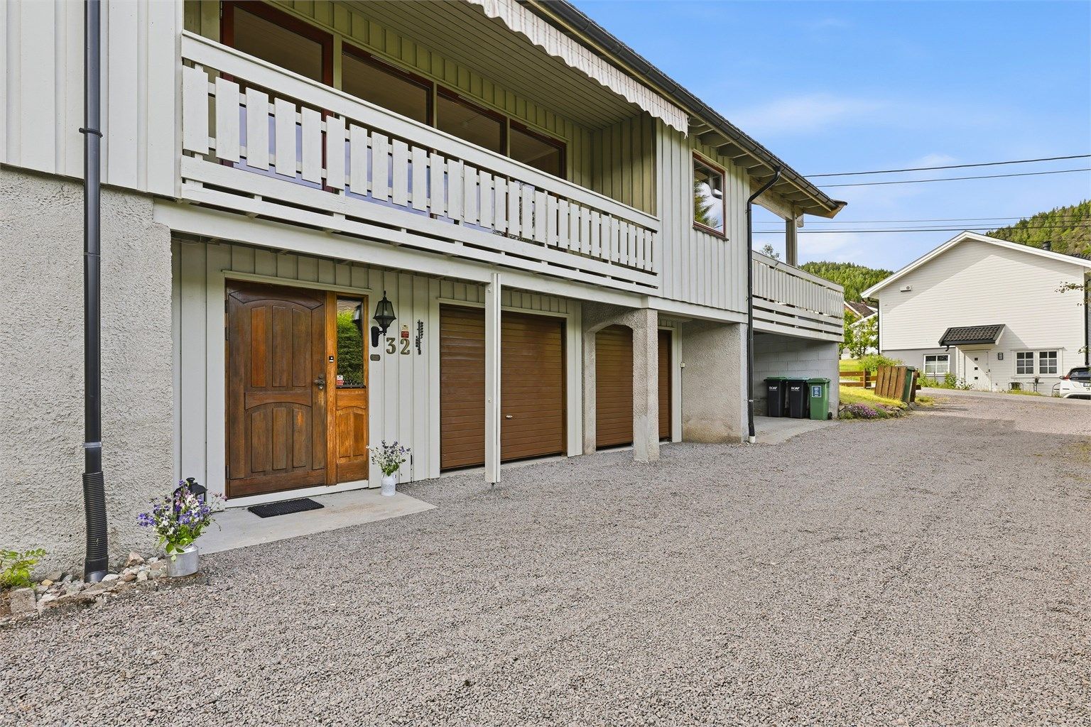 Her får du både 2 garasjer samt carport.