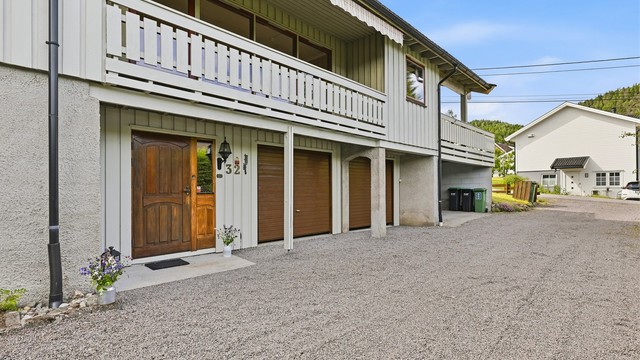 Her får du både 2 garasjer samt carport.