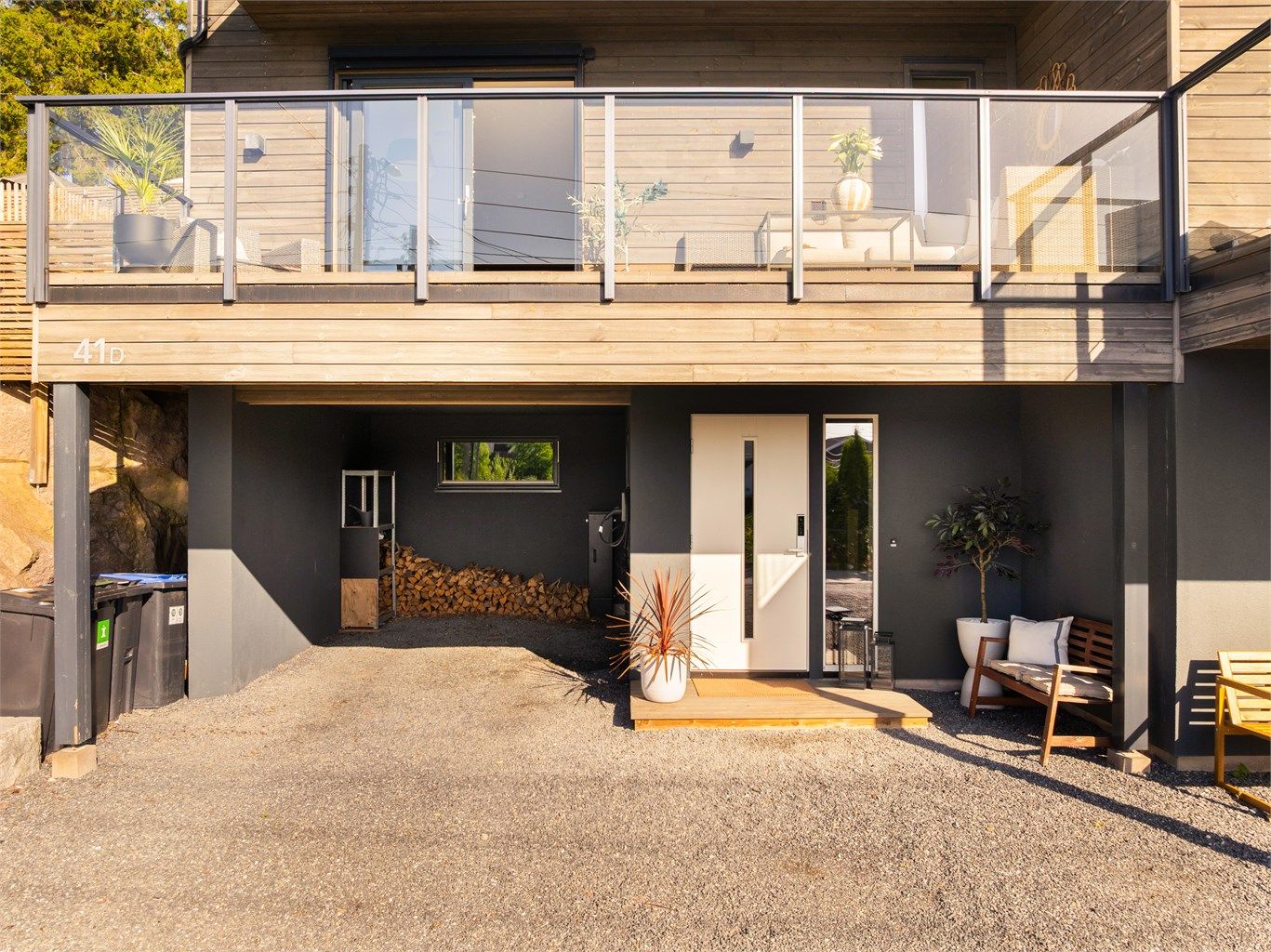 Utenom carporten er det biloppstillingsmuligheter også på gårdsplassen foran inngangspartiet.