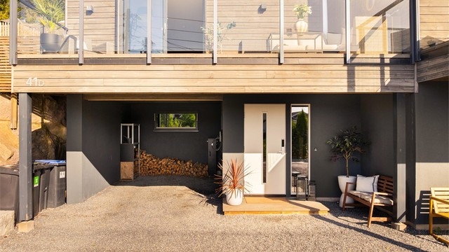 Utenom carporten er det biloppstillingsmuligheter også på gårdsplassen foran inngangspartiet.