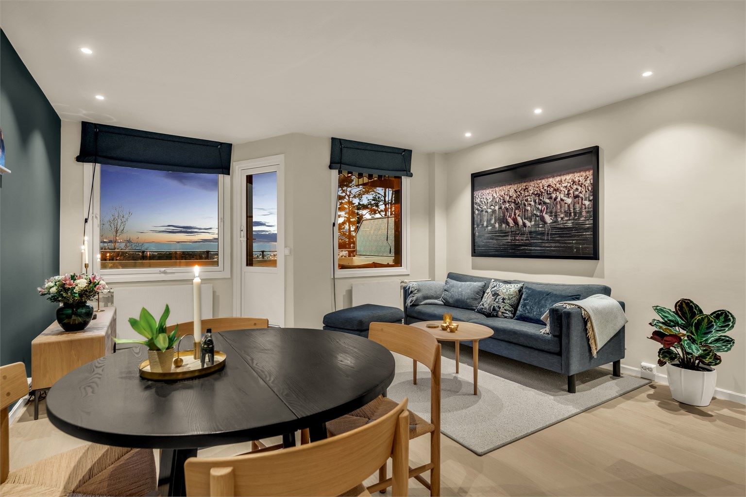 Fra stuen er det direkte utgang til den største av leilighetens to balkonger.