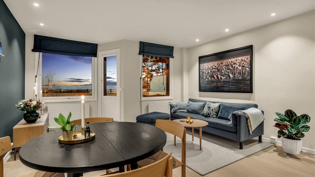 Fra stuen er det direkte utgang til den største av leilighetens to balkonger.